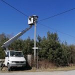 25.03.2022. Umianowice. Montowanie specjalnych platform, na których bociany będą mogły budować gniazda / Marta Gajda-Kruk / Radio Kielce