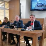 29.03.2022. Pińczów. Sesja nadzwyczajna Rady Miejskiej w Pińczowie. Na zdjęciu (od prawej): Andrzej Pruś - przewodniczący sejmiku województwa i burmistrz Włodzimierz Badurak / Marta Gajda-Kruk / Radio Kielce