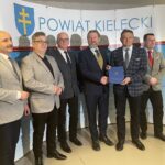 23.03.2022. Kielce. Powołanie nowego dyrektora Szpitala Powiatowego w Chmielniku. Na zdjęciu (od lewej): Mariusz Ściana - członek zarządu powiatu kieleckiego, Tomasz Pleban - wicestarosta kielecki, Stefan Bąk - członek zarządu powiatu kieleckiego, Grzegorz Piwko - nowy dyrektor Szpitala Powiatowego w Chmielniku, Mirosław Gębski - starosta kielecki i Cezary Majcher - członek zarządu powiatu kieleckiego / Iwona Murawska / Radio Kielce