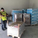 12.03.2022. Sandomierz. Magazyn Caritas Diecezji Sandomierskiej - przyjmowanie  konserw mięsnych od dekanatu sandomierskiego / Grażyna Szlęzak-Wójcik / Radio Kielce