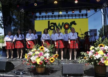 20.06.2021. Tokarnia. „Jawor u źródeł kultury”. Korowód / Jarosław Kubalski / Radio Kielce