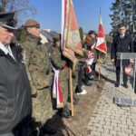 01.03.2022. Sandomierz. Obchody Narodowego Dnia Żołnierzy Niezłomnych. Na zdjęciu (pierwszy z lewej) Janusz Jakubowski - prezes sandomierskiego koła Światowego Związku Żołnierzy Armii Krajowej, przy mównicy Marcin Marzec - burmistrz Sandomierza  / Grażyna Szlęzak-Wójcik / Radio Kielce