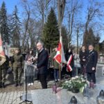 01.03.2022. Sandomierz. Obchody Narodowego Dnia Żołnierzy Niezłomnych. Na zdjęciu (przy mównicy) Robert Piwko z Delegatury Instytutu Pamięci Narodowej w Kielcach  / Grażyna Szlęzak-Wójcik / Radio Kielce