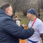 06.03.2022. Sandomierz. Bieg Tropem Wilczym. Na zdjęciu: poseł Marek Kwitek dekoruje uczestników / Grażyna Szlęzak-Wójcik / Radio Kielce