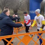 06.03.2022. Sandomierz. Bieg Tropem Wilczym. Na zdjęciu: poseł Marek Kwitek dekoruje uczestników / Grażyna Szlęzak-Wójcik / Radio Kielce