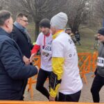 06.03.2022. Sandomierz. Bieg Tropem Wilczym. Na zdjęciu (od lewej): poseł Marek Kwitek i Marcin Marzec - burmistrz Sandomierza dekorują zwycięzców / Grażyna Szlęzak-Wójcik / Radio Kielce