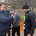06.03.2022. Sandomierz. Bieg Tropem Wilczym. Na zdjęciu (od lewej): poseł Marek Kwitek i Marcin Marzec - burmistrz Sandomierza dekorują zwycięzców / Grażyna Szlęzak-Wójcik / Radio Kielce