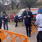 06.03.2022. Sandomierz. Bieg Tropem Wilczym. Na zdjęciu (od lewej): poseł Marek Kwitek i Marcin Marzec - burmistrz Sandomierza dekorują zwycięzców / Grażyna Szlęzak-Wójcik / Radio Kielce