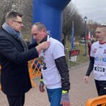 06.03.2022. Sandomierz. Bieg Tropem Wilczym. Na zdjęciu: Marcin Marzec - burmistrz Sandomierza dekoruje zwycięzców / Grażyna Szlęzak-Wójcik / Radio Kielce