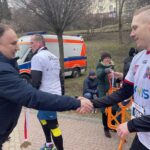 06.03.2022. Sandomierz. Bieg Tropem Wilczym. Na zdjęciu: poseł Marek Kwitek dekoruje zwycięzców / Grażyna Szlęzak-Wójcik / Radio Kielce