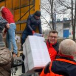 07.03.2022. Sandomierz. 40 ton darów dla Ukrainy przyjechało do Sandomierza z Wiednia. Na zdjęciu (z paczką): Marcin Marzec - burmistrz Sandomierza / Michał Mendak / rzecznik burmistrza Sandomierza