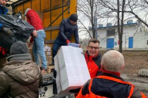 07.03.2022. Sandomierz. 40 ton darów dla Ukrainy przyjechało do Sandomierza z Wiednia. Na zdjęciu (z paczką): Marcin Marzec - burmistrz Sandomierza / Michał Mendak / rzecznik burmistrza Sandomierza