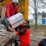 07.03.2022. Sandomierz. 40 ton darów dla Ukrainy przyjechało do Sandomierza z Wiednia. Na zdjęciu (z paczką): Marcin Marzec - burmistrz Sandomierza / Michał Mendak / rzecznik burmistrza Sandomierza