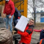 07.03.2022. Sandomierz. 40 ton darów dla Ukrainy przyjechało do Sandomierza z Wiednia. Na zdjęciu (z paczką): Marcin Marzec - burmistrz Sandomierza / Michał Mendak / rzecznik burmistrza Sandomierza