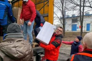 07.03.2022. Sandomierz. 40 ton darów dla Ukrainy przyjechało do Sandomierza z Wiednia. Na zdjęciu (z paczką): Marcin Marzec - burmistrz Sandomierza / Michał Mendak / rzecznik burmistrza Sandomierza