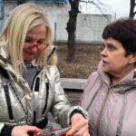 07.03.2022. Sandomierz. 40 ton darów dla Ukrainy przyjechało do Sandomierza z Wiednia. Na zdjęciu (od lewej): Krystyna Połaska – Auer - Global Family, Urszula Gach - Polski Czerwony Krzyż w Sandomierzu / Michał Mendak / rzecznik burmistrza Sandomierza