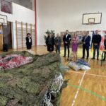 07.03.2022. Połaniec. Podsumowanie pierwszego etapu akcji zbiórki siatek maskujących dla Ukrainy. Na zdjęciu (od lewej) Gabriela Zielińska - dyrektor Szkoły Podstawowej w Połańcu , Jolanta Wójtowicz - radna powiatu staszowskiego, Agnieszka Wojdan - członek zarządu Enei Elektrowni Połaniec, Leszek Guzal - wicestarosta staszowski, Anna Krupka - wiceminister sportu, Jacek Nowak -burmistrz Połańca, Piotr Chorab -dyrektor ds.organizacyjnych  Klubu Piłkarskiego KSZO 1929 w Ostrowcu, Łukasz Korus - członek zarządu Świętokrzyskiego Związku Piłki Nożnej / Grażyna Szlęzak-Wójcik / Radio Kielce