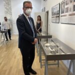 09.03.2022. Bratysława. Wystawa  biżuterii z krzemieniem pasiastym w Instytucie Polskim. Na zdjęciu: Krzysztof Strzałka ambasador RP w Słowacji / Grażyna Szlęzak-Wójcik / Radio Kielce