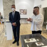 09.03.2022. Bratysława. Wystawa  biżuterii z krzemieniem pasiastym w Instytucie Polskim. Na zdjęciu (od lewej): Krzysztof Strzałka ambasador RP w Słowacji, Mateusz Paciura, prezes Lokalnej Organizacji Turystycznej  Partnerstwo Ziemi Sandomierskiej / Grażyna Szlęzak-Wójcik / Radio Kielce