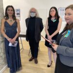 09.03.2022. Bratysława. Wystawa  biżuterii z krzemieniem pasiastym w Instytucie Polskim. Na zdjęciu (od lewej): aktorka Lucia Hurajova, Cezary Łutowicz - artysta, Katarzyna Batko - dyrektor Lokalnej Organizacji Turystycznej  Partnerstwo Ziemi Sandomierskiej, Monika Olech - zastępca dyrektora Instytutu Polskiego w Bratysławie / Grażyna Szlęzak-Wójcik / Radio Kielce