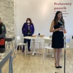 09.03.2022. Bratysława. Wystawa  biżuterii z krzemieniem pasiastym w Instytucie Polskim. Na zdjęciu (od lewej): Monika Olech - zastępca dyrektora Instytutu Polskiego w Bratysławie, Ryszarda Krzesimowska, jedna z autorek wystawy, Katarzyna Batko - dyrektor Lokalnej Organizacji Turystycznej  Partnerstwo Ziemi Sandomierskiej / Grażyna Szlęzak-Wójcik / Radio Kielce