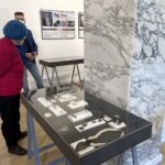 09.03.2022. Bratysława. Wystawa  biżuterii z krzemieniem pasiastym w Instytucie Polskim / Grażyna Szlęzak-Wójcik / Radio Kielce