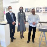 09.03.2022. Bratysława. Wystawa  biżuterii z krzemieniem pasiastym w Instytucie Polskim. Na zdjęciu (od lewej): Krzysztof Strzałka - ambasador RP w Słowacji, Anna Opalińska  - dyrektor Instytutu Polskiego w Bratysławie, Mateusz Paciura - prezes Lokalnej Organizacji Turystycznej  Partnerstwo Ziemi Sandomierskiej / Grażyna Szlęzak-Wójcik / Radio Kielce