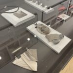 09.03.2022. Bratysława. Wystawa  biżuterii z krzemieniem pasiastym w Instytucie Polskim / Grażyna Szlęzak-Wójcik / Radio Kielce