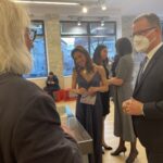 09.03.2022. Bratysława. Wystawa  biżuterii z krzemieniem pasiastym w Instytucie Polskim. Na zdjęciu (od lewej): artysta Cezary Łutowicz, aktorka Lucia Hurajova, Krzysztof Strzałka - ambasador RP w Słowacji / Grażyna Szlęzak-Wójcik / Radio Kielce