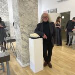 09.03.2022. Bratysława. Wystawa  biżuterii z krzemieniem pasiastym w Instytucie Polskim. Na zdjęciu: Cezary Łutowicz, artysta i złotnik, jako pierwszy 50 lat temu użył krzemień pasiasty w biżuterii / Grażyna Szlęzak-Wójcik / Radio Kielce