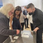 09.03.2022. Bratysława. Wystawa  biżuterii z krzemieniem pasiastym w Instytucie Polskim. Na zdjęciu (od lewej): artysta Cezary Łutowicz, aktorka Lucia Hurajova, Mario Kysel – tłumacz / Grażyna Szlęzak-Wójcik / Radio Kielce