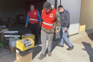 14.03.2022. Sandomierz. Zbiórka darów dla Ukrainy zorganizowana przez Caritas Diecezji Sandomierskiej / Grażyna Szlęzak-Wójcik / Radio Kielce