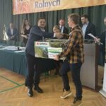 14.03.2022. Finał Wojewódzki OMPR 2022. Od lewej na pierwszym planie Jacek Toś, dyrektor oddziału regionalnego Krajowego Ośrodka Wsparcia Rolnictwa w Kielcach i Krzysztof Pieczyrak, uczeń Zespołu Szkół Centrum Kształcenia Rolniczego w Chrobrzu, zdobywca I miejsca świętokrzyskiego finału wojewódzkiego. / Grażyna Szlęzak-Wójcik / Radio Kielce