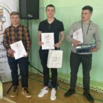 14.03.2022. Finał Wojewódzki OMPR 2022. Zdobywcy trzech pierwszych miejsc wojewódzkiego finału Olimpiady Młodych Producentów Rolnych dla woj. świętokrzyskiego, od lewej od najwyższego miejsca Krzysztof Pieczyrak, uczeń Zespołu Szkół Centrum Kształcenia Rolniczego w Chrobrzu, Konrad Sajdera i Piotr Wiatrowski - obaj z Zespołu Szkół Centrum Kształcenia Rolniczego w Sandomierzu. / Grażyna Szlęzak-Wójcik / Radio Kielce