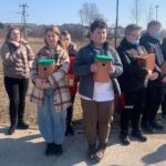 15.03.2022. Staszów. Montaż prawie 40 budek lęgowych dla ptaków w Parku Miejskim im. Górników Siarkowych / Piotr Andryka