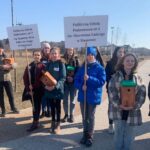 15.03.2022. Staszów. Montaż prawie 40 budek lęgowych dla ptaków w Parku Miejskim im. Górników Siarkowych / Piotr Andryka