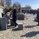 20.03.2022. Sandomierz. Uroczystości patriotyczne. Na zdjęciu (od lewej): Marcin Marzec - burmistrz Sandomierza, Wojciech Czerwiec - przewodniczący Rady Miasta Sandomierza, Piotr Chojnacki - wiceprzewodniczący Rady Miasta Sandomierza / Grażyna Szlęzak-Wójcik / Radio Kielce