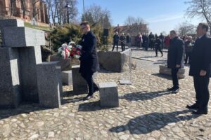 20.03.2022. Sandomierz. Uroczystości patriotyczne. Na zdjęciu (od lewej): Marcin Marzec - burmistrz Sandomierza, Wojciech Czerwiec - przewodniczący Rady Miasta Sandomierza, Piotr Chojnacki - wiceprzewodniczący Rady Miasta Sandomierza / Grażyna Szlęzak-Wójcik / Radio Kielce