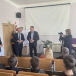 21.03.2022. Sandomierz. Zespół Szkół Gastronomicznych i Hotelarskich. Wiosenne gotowanie. Na zdjęciu (od lewej) Dariusz Łuczak - dyrektor Zespołu Szkół Gastronomicznych i Hotelarskich w Sandomierzu,   starosta Marcin Piwnik, burmistrz Sandomierza Marcin Marzec / Grażyna Szlęzak-Wójcik / Radio Kielce