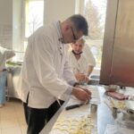 21.03.2022. Sandomierz. Zespół Szkół Gastronomicznych i Hotelarskich. Wiosenne gotowanie. Na zdjęciu: burmistrz Sandomierza Marcin Marzec  i Edyta Młodochowska nauczycielka przedmiotów zawodowych w Zespole Szkół Gastronomicznych i Hotelarskich w Sandomierzu / Grażyna Szlęzak-Wójcik / Radio Kielce