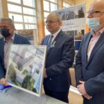 01.03.2022. Końskie. Podpisanie umowy na budowę hali sportowej przy Szkole Podstawowej numer 2. Na zdjęciu (od lewej): Jacek Szmit - dyrektor SP 2 w Końskich, Krzysztof Obratański - burmistrz, Mirosław Perlak - wykonawca, prezes „PER-MIR” / Magdalena Galas-Klusek / Radio Kielce