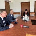 17.03.2022. Końskie. Spotkanie właścicieli ośrodków i władz województwa i powiatu ws. uchodźców z Ukrainy, którzy tymczasowo są zakwaterowani w Sielpi. Na zdjęciu (od lewej): Andrzej Pruś, przewodniczący sejmiku województwa, Grzegorz Piec - starosta konecki, Beata Kij - Starostwo Powiatowe w Końskich i Jacek Werens - dyrektor Powiatowego Urzędu Pracy w Końskich / Magdalena Galas-Klusek / Radio Kielce