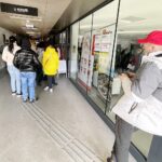 17.03.2022. Kielce. Ukraińcy oczekujący na wyrobienie numeru PESEL / Wiktor Taszłow / Radio Kielce