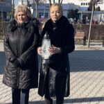 01.03.2022. Starachowice. Obchody Narodowego Dnia Żołnierzy Niezłomnych. Na zdjęciu (od lewej): Danuta Krępa i Agnieszka Kuś - radne powiatu starachowickiego  / Anna Głąb / Radio Kielce