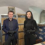 02.03.2022. Wąchock. Zakończenie inwentaryzacji zbiorów ks. Walentego Ślusarczyka. Na zdjęciu (od lewej): Paweł Kołodziejski i Wioletta Sobieraj / Anna Głąb / Radio Kielce