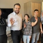 09.03.2022. Starachowice. Mieszkanie chronione dla osób wychodzących z pieczy zastępczej. Na zdjęciu (od lewej): Natalia - lokatorka, Marek Materek - prezydent Starachowic, Julia, Karol - lokatorzy i Piotr Ambroszczyk - starosta starachowicki / Anna Głąb / Radio Kielce