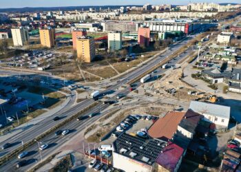 10.03.2022. Kielce. Skrzyżowanie alei Solidarności, alei Tysiąclecia Państwa Polskiego i ulicy Domaszowskiej / Jarosław Kubalski / Radio Kielce