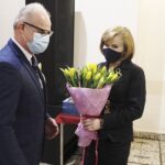 06.03.2022. Małogoszcz. Dzień Kobiet. Na zdjęciu (od lewej): Mariusz Piotrowski - burmistrz Małogoszcza i Anna Krupka - wiceminister sportu i turystyki / Jarosław Kubalski / Radio Kielce