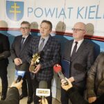 08.03.2022. Kielce. Zarząd powiatu kieleckiego z nagrodą za zwycięstwo w ogólnopolskim konkursie „Zdrowy Samorząd” w kategorii „Zdrowy Powiat”. Na zdjęciu (od lewej): Tomasz Pleban - wicestarosta kielecki, Mirosław Gębski - starosta kielecki, Stefan Bąk - członek zarządu powiatu / Jarosław Kubalski / Radio Kielce