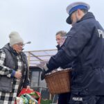 08.03.2022. Kielce. Kieleccy policjanci zachęcali kobiety do noszenia elementów odblaskowych i do badań profilaktycznych. Na zdjęciu: sierżant sztabowy Małgorzata Perkowska-Kiepas i sierżant sztabowy Tomasz Klimczewski / Monika Miller / Radio Kielce
